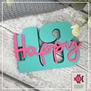 Könnte beinhalten: Ein türkisfarbener Holzausschnitt in Form der Zahl 18 mit dem Wort Happy in pinker Schreibschrift, das auf der Vorderseite aufgebracht ist. Das Objekt hat eine glatte, matte Oberfläche und dient als dekoratives Schild für Feierlichkeiten.