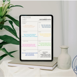 Puede incluir: Una tableta digital que muestra una lista de oraciones para el 4 de diciembre. La lista incluye categorías como Nación y Líderes, Comunidad, Los que necesitan, Amigos y Salvación. Cada categoría tiene una lista de peticiones de oración.