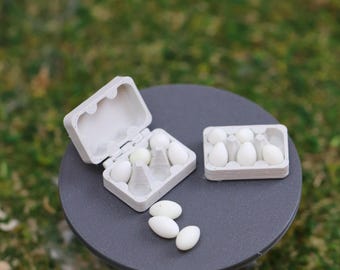 Eier im Eierkarton oder auf Eierpappe, Wichtelzubehör, Miniatur Deko, Backen Haushalt, Wichtel Zubehör, Puppenhaus, Weihnachtswichtel