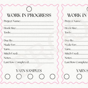 Könnte beinhalten: Zwei druckbare "Work in Progress" Häkelprojekt-Tracker-Blätter mit einem rosa Wellenrand. Jedes Blatt enthält Felder für Projektnamen, Hakengröße, Werkzeuge, Fälligkeitsdatum, Garn und Notizen. Der untere Abschnitt ist für Garnmuster.