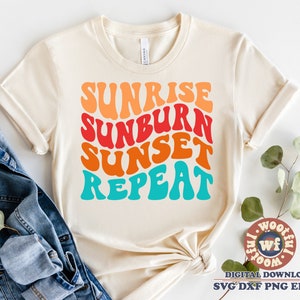 Peut inclure: Un t-shirt beige avec un motif graphique qui dit "Sunrise Sunburn Sunset Repeat" dans une police rétro avec des dégradés de couleurs. Le texte est dans un schéma de couleurs arc-en-ciel avec de l'orange, du rouge, du jaune, du bleu et du vert.