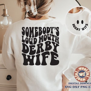 Somebodys Loud Mouth Derby vrouw svg, Derby vrouw svg, race vrouw svg, Racing fan svg, golvende letters svg, Svg Dxf Eps Ai Png silhouet Cricut