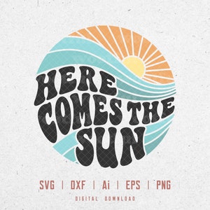 以下が含まれることがあります： 太陽と波を背景にした白黒のグラフィックデザイン。テキスト「Here Comes The Sun」はレトロなフォントで書かれています。