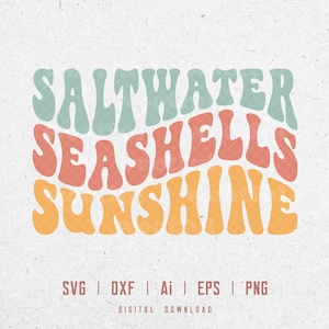 以下が含まれることがあります： 波打つフォントで「Saltwater Seashells Sunshine」というテキストが書かれたレトロなグラフィックデザインのデジタルダウンロードです。テキストは青、オレンジ、ピンクの3色です。