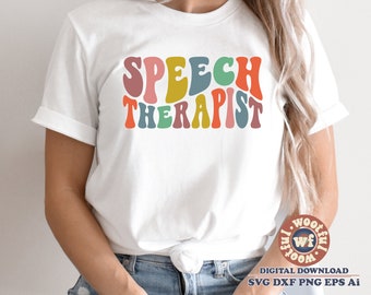 Può includere: Maglietta bianca con il testo "Speech Therapist" in lettere colorate in stile retrò.