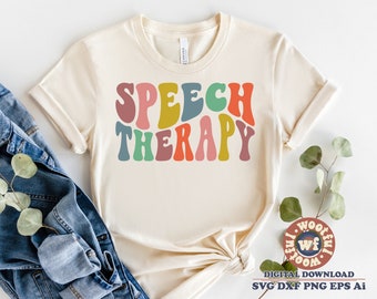 Può includere: Una maglietta beige con il testo "Speech Therapy" in lettere colorate in stile retrò.
