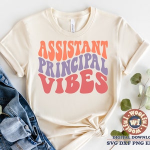 Assistant Principal Vibes svg, School Assistant Principal svg, Powrót do szkoły svg, Faliste litery svg, Svg Dxf Eps Ai Png Silhouette Cricut