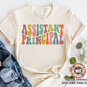 Asystent dyrektora svg, Asystent dyrektora szkoły svg, Powrót do szkoły svg, Faliste litery svg, Svg Dxf Eps Ai Png Sylwetka Cricut