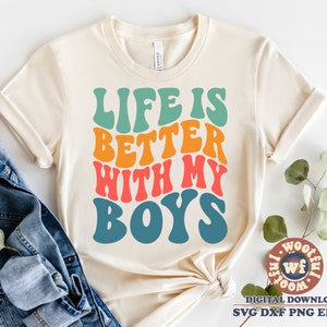 La vita è migliore con i miei ragazzi in formato SVG, mamma in formato SVG, ragazzo mamma in formato SVG, lettere ondulate in formato SVG, madre in formato SVG, festa della mamma in formato SVG, Svg Dxf Eps Ai Png Silhouette Cricut