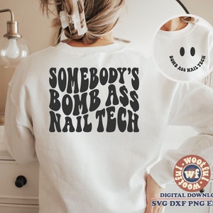 Peut inclure: Sweat-shirt blanc avec le texte "Somebody's Bomb Ass Nail Tech" dans une police de caractères rétro.