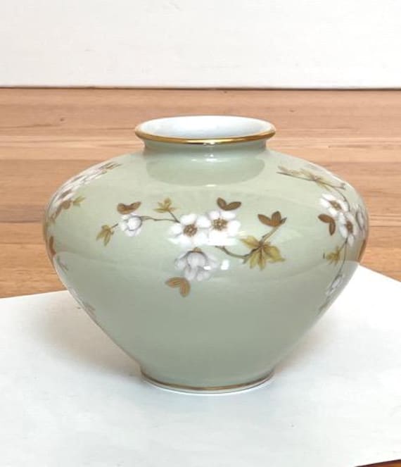 Bavarian Johann Haviland Germany Rosenthal Gold Trimmed Green and White Floral Vase