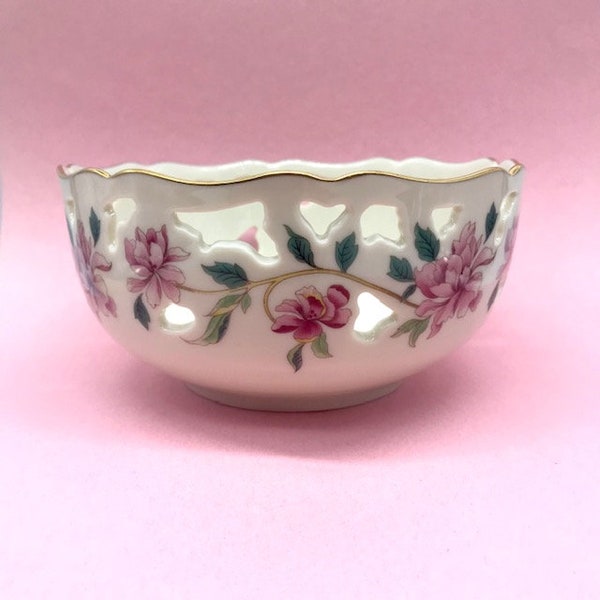 Beautiful Lenox Scalloped Gold Trimmed Barrington Porcelain Bowl