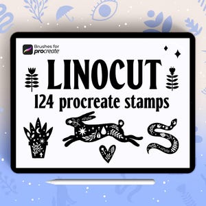 Puede incluir: Una ilustración digital de una pantalla de tableta que muestra un conjunto de 124 sellos de estilo linograbado para Procreate. El texto "Linocut 124 Procreate Stamps" se muestra en la pantalla. Los sellos incluyen un conejo, una serpiente y una planta.