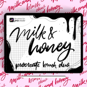 Può includere: Un'illustrazione digitale di uno schermo di tablet che mostra il testo "Milk & Honey" con uno schema a griglia in bianco e nero sullo sfondo. Il testo "Procreate Brush Duo" è anche visibile sullo schermo. Il tablet è circondato da uno sfondo rosa con il testo "Milk and Honey Brush Duo" ripetuto in un motivo.
