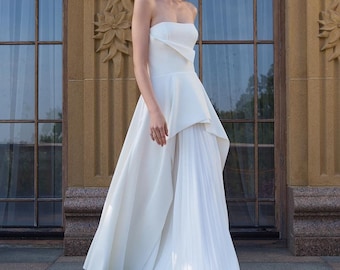 Strapless Crepe A-Line Wedding Dress Leyana: Corset Bodice, Modern Bridal Gown