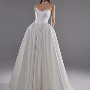 Abito da sposa in raso Olvia: eleganza nuziale con corsetto senza spalline