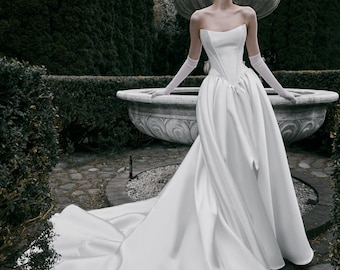 Vestido de novia Faith sin tirantes de mikado: corpiño tipo corsé y cola real