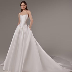 Abito da sposa senza spalline in mikado Faith: corpetto corsetto e strascico reale