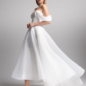 Robe de mariée asymétrique en organza Romilda : corset en satin, manches drapées