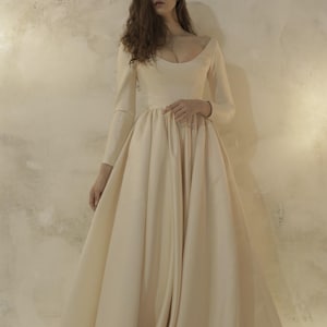 Vestido de satén de corte A, estilo modesto, de Beck, con mangas largas y bolsillos.