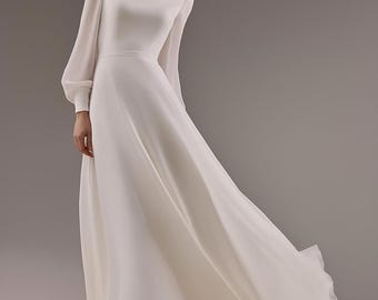 Vestido de novia de gasa color blanco roto con corte en A de Edita: escote barco, mangas obispo.