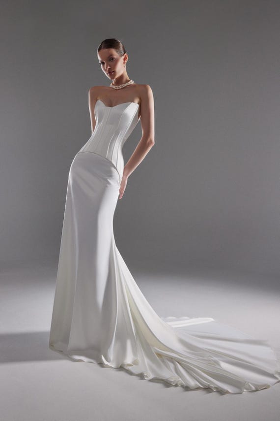 Sleek Satin Corset Wedding Dress Eliana: Strapless Sweetheart Bridal Gown with Train