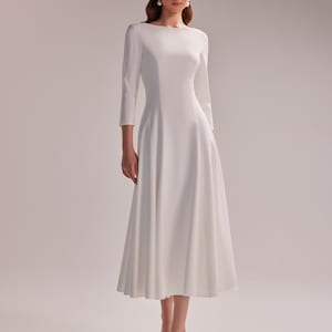 Bescheidene Crepe Midi Brautkleid Stacre mit langen Ärmeln | Einfaches Elopement Kleid