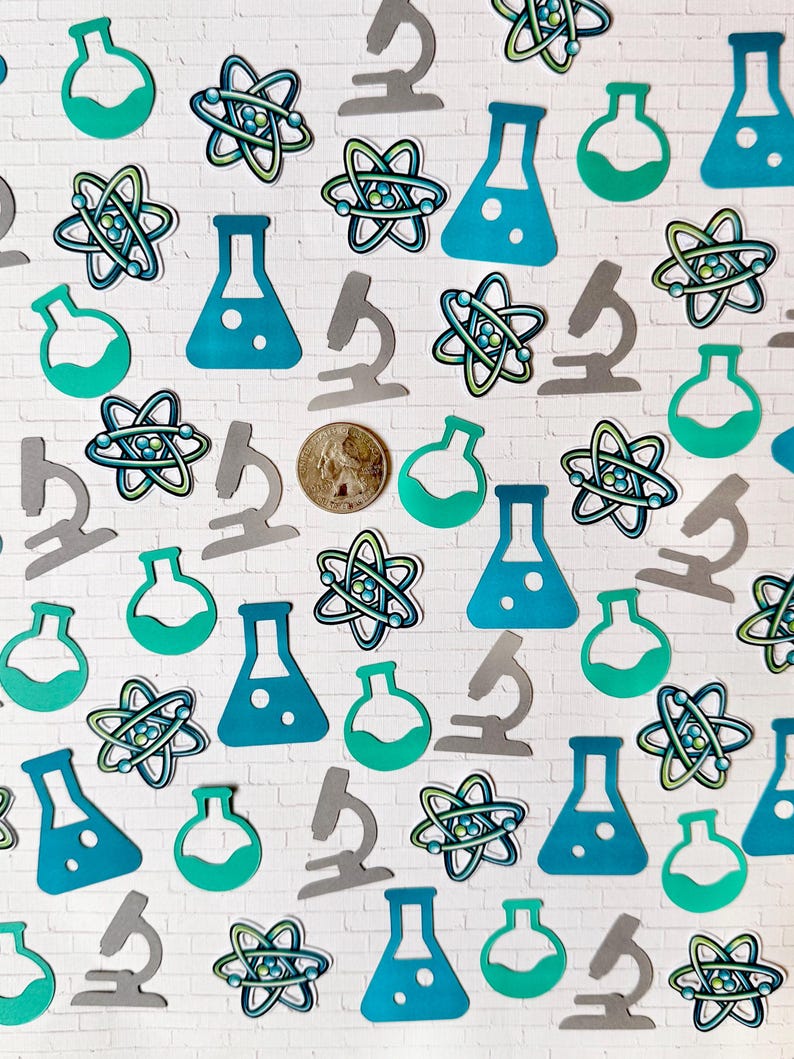 Puede incluir: Una colecci&oacute;n de recortes de papel con tem&aacute;tica cient&iacute;fica, que incluyen vasos de precipitados, modelos at&oacute;micos y microscopios, en tonos de verde azulado, verde y gris. Los recortes est&aacute;n esparcidos sobre un fondo de ladrillos blancos.