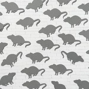 Peut inclure: Motif répétitif de silhouettes de rats gris sur un fond de briques blanches. Les rats sont représentés dans différentes poses, chacun avec une queue incurvée. Idéal pour des projets créatifs ou décoratifs.