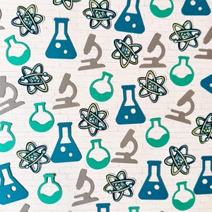 Puede incluir: Un patr&oacute;n de recortes con tem&aacute;tica cient&iacute;fica en verde azulado, verde y gris. El dise&ntilde;o incluye vasos de precipitados, matraces, modelos at&oacute;micos y microscopios, todos dispuestos sobre un fondo blanco.