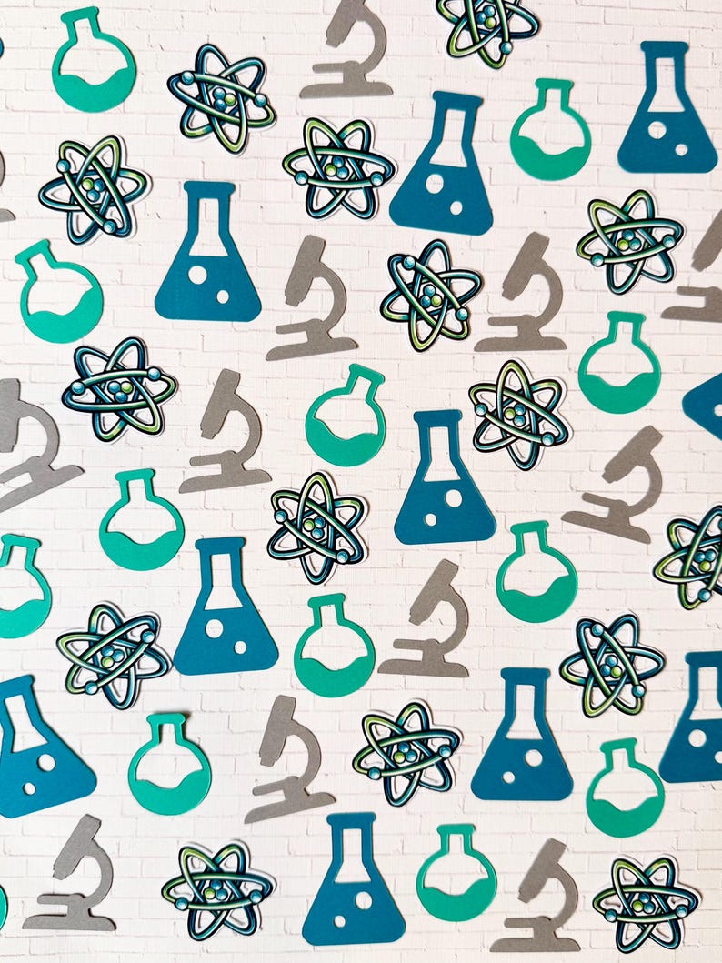 Puede incluir: Un patr&oacute;n de recortes con tem&aacute;tica cient&iacute;fica en verde azulado, verde y gris. El dise&ntilde;o incluye vasos de precipitados, matraces, modelos at&oacute;micos y microscopios, todos dispuestos sobre un fondo blanco.
