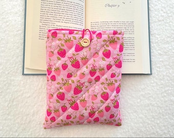 Handmade Quilted Strawberry Book Sleeve – Padded Book Pouch for Paperbacks, Cute Pink Book Protector, Gift for Book Lovers