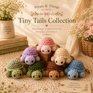 Puede incluir: Una colección de siete llaveros de tortuga tejidos a ganchillo en varios colores pastel y tonos tierra, incluyendo rosa, morado, verde, marrón y azul. Cada tortuga presenta un caparazón redondeado, una cabeza pequeña con ojos negros y una anilla.