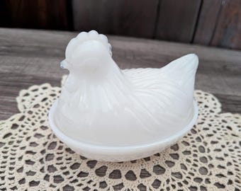 Vintage Hazel Atlas kip op nestschotel | Kleine snoepschaal met melkglas | Boerderijdecoratie | Snuisterijdoosje voor kippen