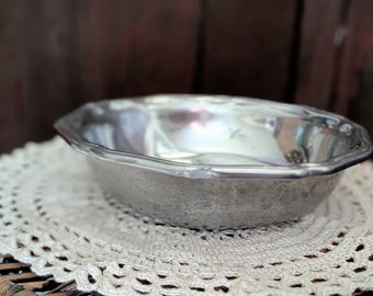 Tigela Armetale, cor estanho, borda ondulada, 17,8 cm (7 polegadas), fabricada em Wilton Columbia, Pensilvânia.