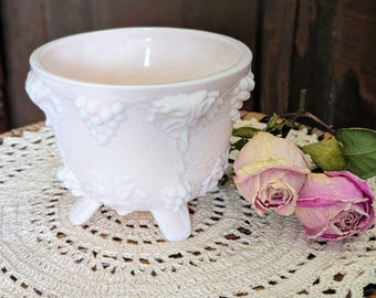 Azucarero antiguo de vidrio rosa opalino con diseño de uvas y base.