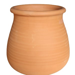Peut inclure: Un pot en céramique de couleur terre cuite, fait à la main, avec un corps large et arrondi et un bord légèrement évasé. Le pot présente des rainures horizontales sur son extérieur, lui donnant un aspect texturé. Le pot est conçu pour planter des fleurs ou d'autres plantes.
