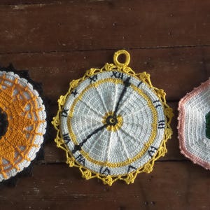 3 handgehäkelte Topflappen mit Ziffernblatt, Pfirsich, Gold, Schwarz und Gelb