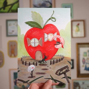 Puede incluir: Una ilustración caprichosa de una casa con forma de manzana roja brillante con ventanas, contraventanas y una puerta de madera. Un gusano rosa con sombrero se asoma por una ventana. Una hormiga negra está en el patio cerca de un buzón blanco y un letrero que dice Mr. Worm.