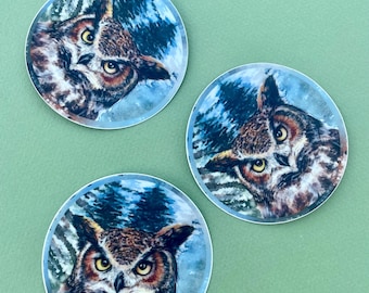 Stor hornad uggla runt klistermärke