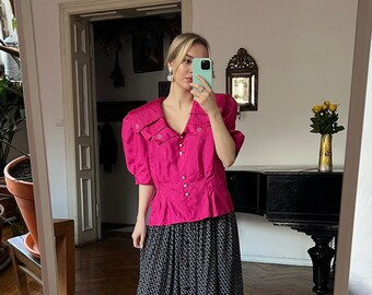 Blusa vintage rosa con mangas abullonadas y manga corta bordada