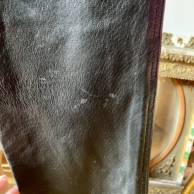 Peut inclure: Gros plan sur du cuir noir avec une surface textur&eacute;e. Le cuir a un l&eacute;ger brillant et est lisse au toucher.