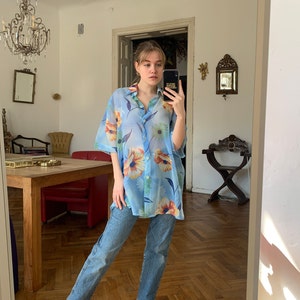 Camicetta vintage in chiffon floreale blu, camicia semitrasparente a maniche corte