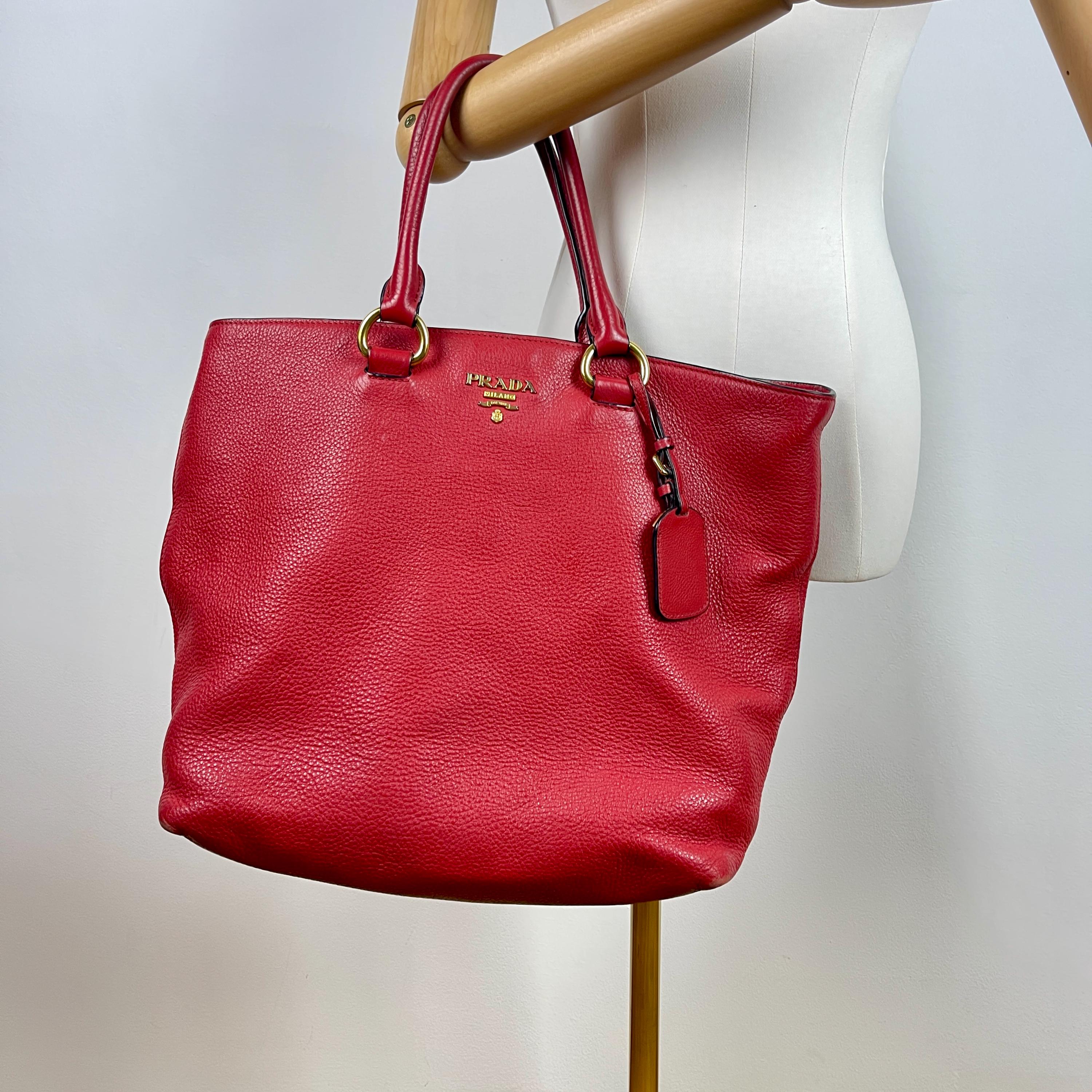 ヴィンテージ PRADA バッグ、レッドレザーの Prada ショルダーバッグ