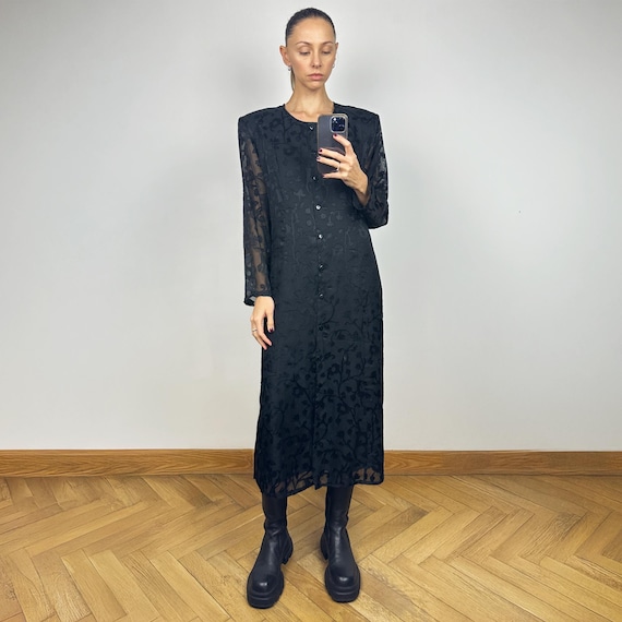 Vintage zwarte lange jurk met lange mouwen, bloemen semi