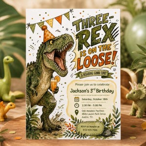 Op de afbeelding: Een verjaardagsuitnodigingskaart met een groene T-Rex die een oranje feesthoedje draagt en een drankje vasthoudt. De tekst luidt: THREE REX IS ON THE LOOSE! A ROARING GOOD TIME. Please join us to celebrate Jackson's 3rd Birthday, zaterdag 18 oktober.