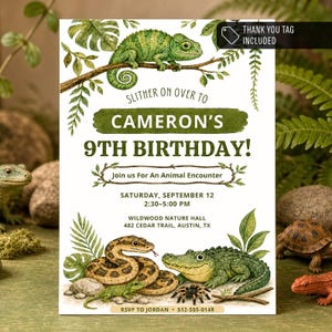 Op de afbeelding: Een verjaardagsuitnodigingskaart met een groene kameleon op een tak, een slang, een krokodil en een spin. De tekst luidt: SLITHER ON OVER TO CAMERON'S 9TH BIRTHDAY! Join us For An Animal Encounter, Saturday, September 12, 2:30-5:00 PM, Wildwood Nature Hall, 482 Cedar Trail, Austin, TX, RSVP TO JORDAN 512-555-0148.