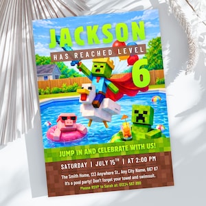 Puede incluir: Invitación colorida para una fiesta en la piscina con temática de Minecraft. La invitación presenta el nombre "JACKSON", la frase "HAS REACHED LEVEL 6" y los detalles de la fiesta. Personajes de Minecraft se muestran en una piscina.