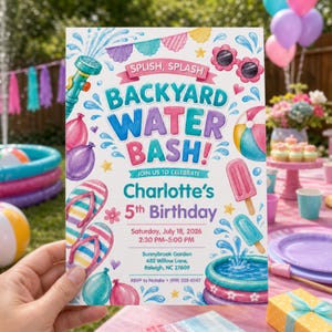 Op de afbeelding: Een rechthoekige uitnodigingskaart voor een Backyard Water Bash 5e verjaardagsfeestje voor Charlotte. Het ontwerp bevat aquarelillustraties van een waterslang, ballonnen, een zonnebril, slippers, ijsjes en een klein zwembad met blauwe tekst.