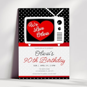 Può includere: Invito in stile retrò per il 90° compleanno di Olivia. Il design presenta un televisore vintage con un cuore rosso e la scritta "We Love Olivia". L'invito include i dettagli dell'evento: data, ora e luogo. Lo sfondo è nero con pois bianchi.